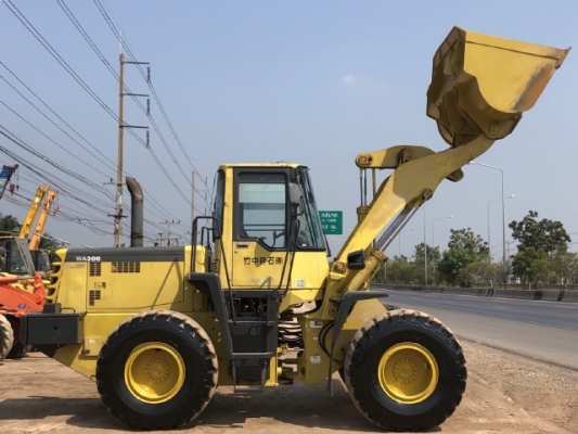 ขายรถตักล้อยาง KOMATSU WA300-3 นำเข้าเองจากญี่ปุ่น สภาพสวยพร้อมใช้ มีVDOการทำงานครับ