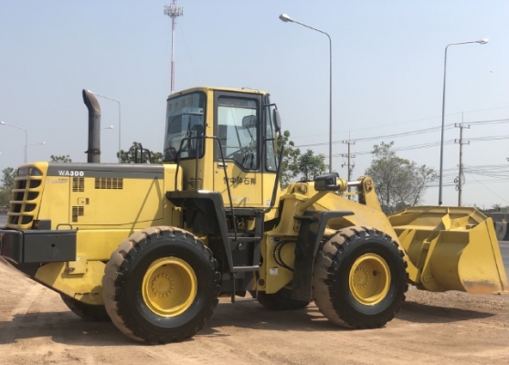 ขายรถตักล้อยาง KOMATSU WA300-3 นำเข้าเองจากญี่ปุ่น สภาพสวยพร้อมใช้ มีVDOการทำงานครับ