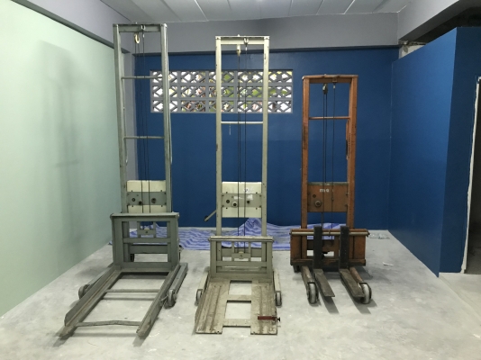 ขายแฮนลิฟท์ Stacker ยกของ แบบสลิง มือหมุน Made in Japan มี 3แบบ 500Kg , 250Kg , 200Kg สภาพสวยเก่าญี่ปุ่น พร้อมใช้งาน ราคาแบ่งตัวละ 6,800 บาท ขายเหมา 18,000 บาทครับ