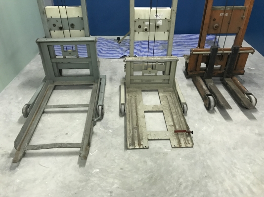 ขายแฮนลิฟท์ Stacker ยกของ แบบสลิง มือหมุน Made in Japan มี 3แบบ 500Kg , 250Kg , 200Kg สภาพสวยเก่าญี่ปุ่น พร้อมใช้งาน ราคาแบ่งตัวละ 6,800 บาท ขายเหมา 18,000 บาทครับ