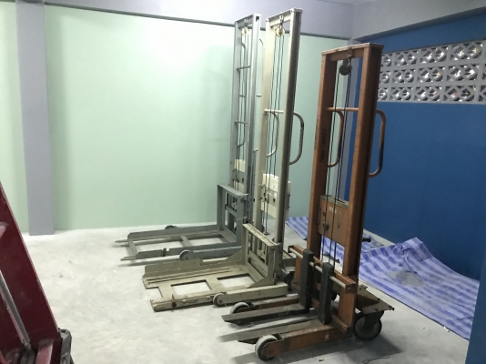 ขายแฮนลิฟท์ Stacker ยกของ แบบสลิง มือหมุน Made in Japan มี 3แบบ 500Kg , 250Kg , 200Kg สภาพสวยเก่าญี่ปุ่น พร้อมใช้งาน ราคาแบ่งตัวละ 6,800 บาท ขายเหมา 18,000 บาทครับ