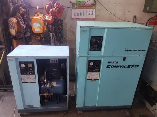 ขายถูกๆปั๊มลมมือสอง(เก่านอก-แห้งๆญี่ปุ่น)แบบตู้เก็บเสียง IWATA 5แรง มีairdryer ทำการทดสอบเรียบร้อยแล้ว ทุกระบบเดิมๆ ทำงานได้ดีมากครับ