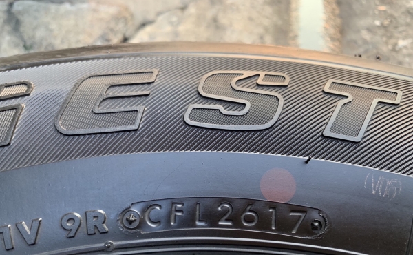 ยาง 245-65-17 Bridgestone ปี 17 ดอกยางเต็มๆทุกเส้น