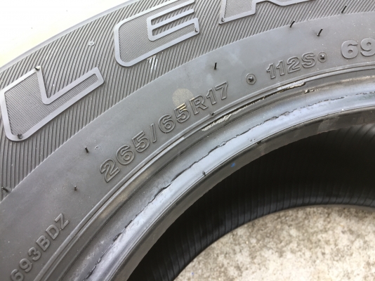 ยาง Bridgestone 265-65-17 ปี 17 ครบชุด 4 เส้น 5500 สวยๆไม่มีปะไม่บวมไม่กินข้างดอกยางเหลือเยอะเอาไปวิ ยาง Bridgestone 265-65-17 ปี 17 ครบชุด 4 เส้น 5500 สวยๆไม่มีปะไม่บวมไม่กินข้างดอกยางเหลือเยอะเอาไปวิ