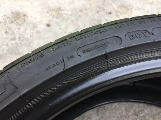 ยาง Michelin 275-30-19 ปี 14 made in france 2 เส้น 1800 สวยๆไม่มีปะไม่บวมไม่กินข้างดอกยางเหลือเยอะเอ