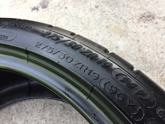 ยาง Michelin 275-30-19 ปี 14 made in france 2 เส้น 1800 สวยๆไม่มีปะไม่บวมไม่กินข้างดอกยางเหลือเยอะเอ