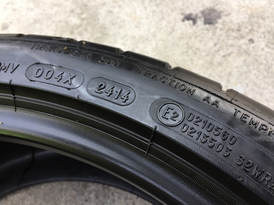 ยาง Michelin 275-30-19 ปี 14 made in france 2 เส้น 1800 สวยๆไม่มีปะไม่บวมไม่กินข้างดอกยางเหลือเยอะเอ