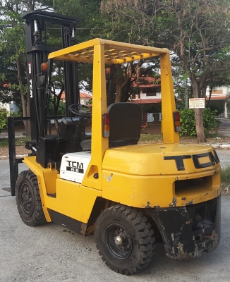 ฟอร์คลิฟท์ TCM 3 ตันดีเซลเสายกสูง 4 เมตรสนใจ 0813535948