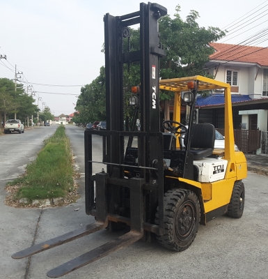 ฟอร์คลิฟท์ TCM 3 ตันดีเซลเสายกสูง 4 เมตรสนใจ 0813535948