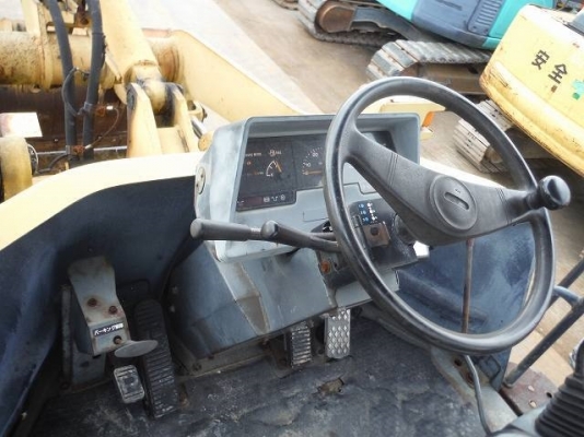 (รับจองล่วงหน้า)รถตักล้อยาง KOMATSU WA100-3 ซีเรียลสูง  ชัวโมงทำงานแค่ 4,XXX  นำเข้าจากญี่ปุ่น สภาพสวยพร้อมใช้  ราคา 950,000 สนใจคลิ๊กที่ 081-989-1989 หรั่งครับ