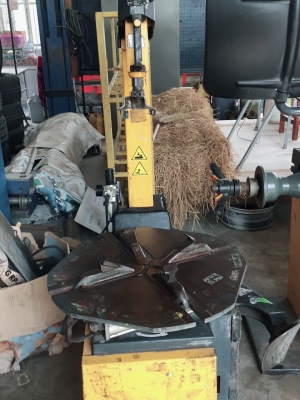 ขายด่วน เครื่องมือร้านยาง ดังนี้ ตั้งศูนย์ ถอดล้อ ถ่วงยาง ปั้มลม ฮ้อยยกรถ พร้อมอุปกรณ์ตั้งร้านได้เลยขายเหมาเพียง 420000 บาท