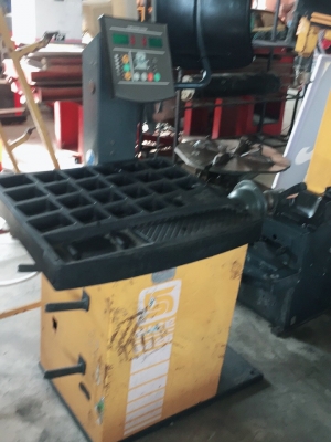 ขายด่วน เครื่องมือร้านยาง ดังนี้ ตั้งศูนย์ ถอดล้อ ถ่วงยาง ปั้มลม ฮ้อยยกรถ พร้อมอุปกรณ์ตั้งร้านได้เลยขายเหมาเพียง 420000 บาท