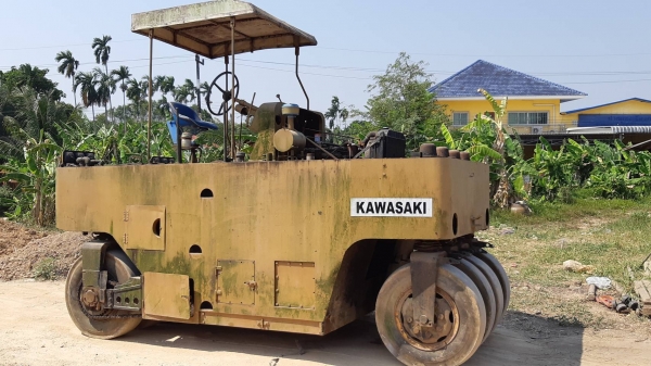 ขาย 245,000 รถบด 9 ล้อ KAWASAKI KR15B เอกสารเล่มทะเบียนภาษีเต็มไม่ขาด เครื่องดี ระบบดี พร้อมใช้งาน รถอยู่ จันทบุรี 090-772-3710 090-772-3708