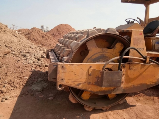 ขายรถบดไดนาแพคเปลือกหนาม 10 ตันสั่นสะเทือน 2 เพลาเอกสารอินวอยราคา 400,000