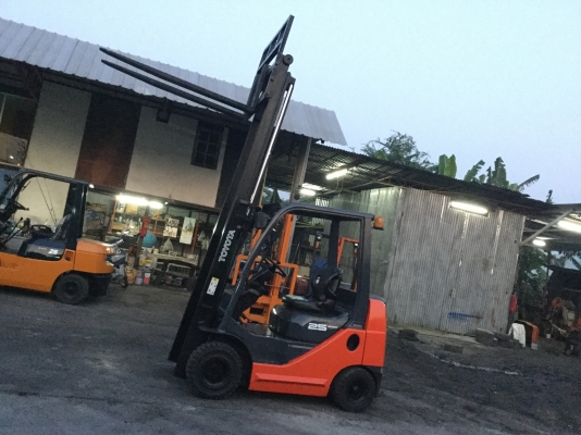 อาร์ ซี เอช โฟรคลิฟท์   ขาย โตโยต้า รุ่น 8 ดีเซล 2.5 ตัน เสา 3 เมตร