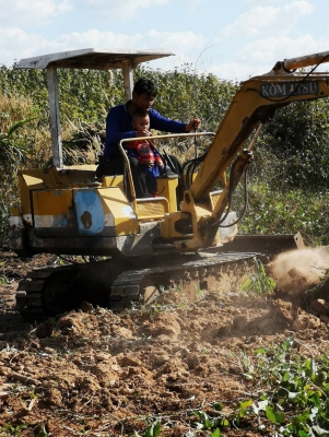 ขายแบคโฮโคมัสสุ PC10-6 ราคา 95,000 ขายแบคโฮโคมัสสุ PC10-6 ราคา 95,000