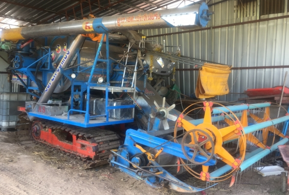 ขายด่วน รถเกี่ยวข้าว พรกินรีการช่าง Super JUMBO พร้อมใช้งานได้เลย เครื่อง JO8C - 260 HP ปั๊มอิตั้น 22 ช่วงล่างตัวเดิน 200 แน่นพร้อมใช้งานได้เลยครับ ขายด่วน รถเกี่ยวข้าว พรกินรีการช่าง Super JUMBO พร้อมใช้งานได้เลย เครื่อง JO8C - 260 HP ปั๊มอิตั้น 22 ช่วงล่างตัวเดิน 200 แน่นพร้อมใช้งานได้เลยครับ