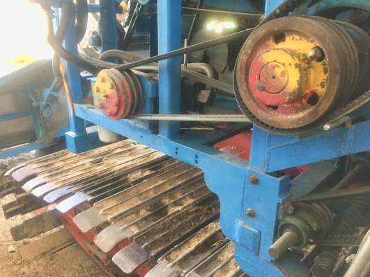 ขายด่วน รถเกี่ยวข้าว พรกินรีการช่าง Super JUMBO พร้อมใช้งานได้เลย เครื่อง JO8C - 260 HP ปั๊มอิตั้น 22 ช่วงล่างตัวเดิน 200 แน่นพร้อมใช้งานได้เลยครับ ขายด่วน รถเกี่ยวข้าว พรกินรีการช่าง Super JUMBO พร้อมใช้งานได้เลย เครื่อง JO8C - 260 HP ปั๊มอิตั้น 22 ช่วงล่างตัวเดิน 200 แน่นพร้อมใช้งานได้เลยครับ