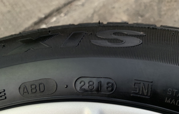 ล้อแม็ก 4รู100 Nissan Note,Almera ,March ขอบ 15 พร้อมยางป้ายแดง 185-65-15 Maxxis ปี 18 ดอกยางตุ่มเด้งๆ เส้นสีจัด