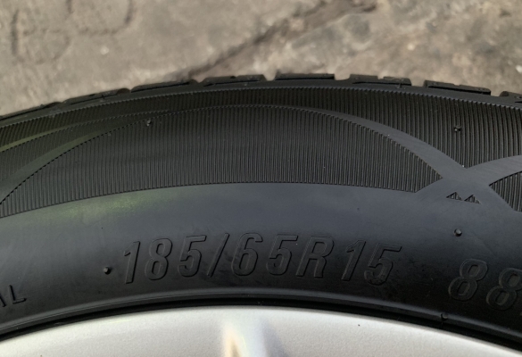 ล้อแม็ก 4รู100 Nissan Note,Almera ,March ขอบ 15 พร้อมยางป้ายแดง 185-65-15 Maxxis ปี 18 ดอกยางตุ่มเด้งๆ เส้นสีจัด