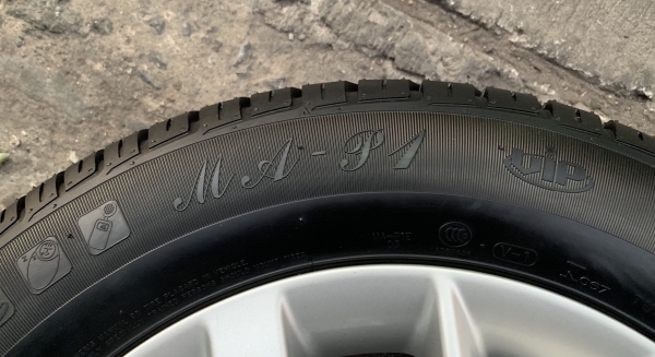 ล้อแม็ก 4รู100 Nissan Note,Almera ,March ขอบ 15 พร้อมยางป้ายแดง 185-65-15 Maxxis ปี 18 ดอกยางตุ่มเด้งๆ เส้นสีจัด