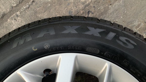 ล้อแม็ก 4รู100 Nissan Note,Almera ,March ขอบ 15 พร้อมยางป้ายแดง 185-65-15 Maxxis ปี 18 ดอกยางตุ่มเด้งๆ เส้นสีจัด