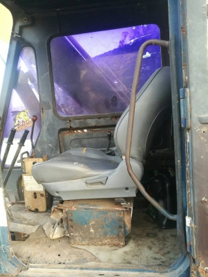 รถขุด​ KOMATSU​ PC100-2 ติดหัวคีบไม้.ลดราคาทั้งคันเหลือ 250,000 บาท.