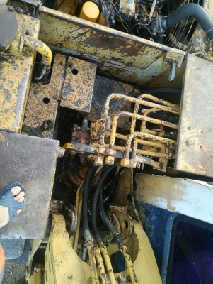 รถขุด​ KOMATSU​ PC100-2 ติดหัวคีบไม้.ลดราคาทั้งคันเหลือ 250,000 บาท.