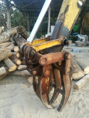 รถขุด​ KOMATSU​ PC100-2 ติดหัวคีบไม้.ลดราคาทั้งคันเหลือ 250,000 บาท.
