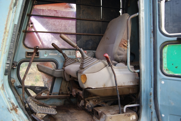 แบคโฮ HITACHI EX200-2 ติดหัวทุบ