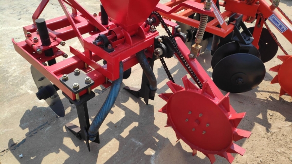 ริปเปอร์ หยอยปุ๋ย  เคเค  35000 สำหรับรถ 50 แรงขึ้นไป