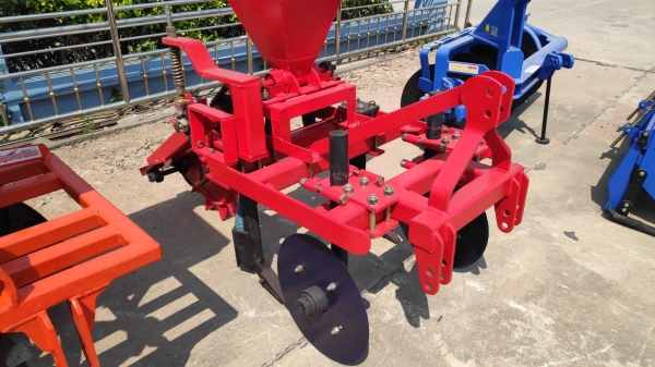 ริปเปอร์ หยอยปุ๋ย  เคเค  35000 สำหรับรถ 50 แรงขึ้นไป