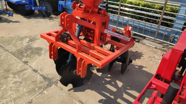 ขายพรวน ตัดราก กลบ  พร้อมหยอดปุ๋ย  เคเค  39000