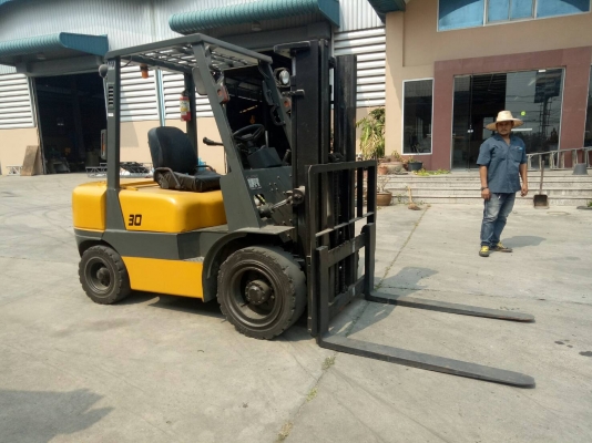โฟล์คลิฟท์ 3 ตัน  เครื่อง ISUZU ดีเซล  ยกสูง3เมตร ออโต้  งาเข้าตู้ได้ ญี่ปุ่นมือสอง รถสวย ชั่วโมงน้อย นำเข้าญี่ปุ่น ไม่เคยใชในไทย รถนอก ชมเครื่องจักร โฟล์คลิฟท์ รอก นับ1,000รายการจากญี่ปุ่นwww.paholgroup.com