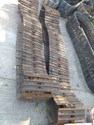 ขายโซ่เหล็กสำหรับรถขุด40-50 ข้อกว้าง ขนาด400*14.2*38 ใบ