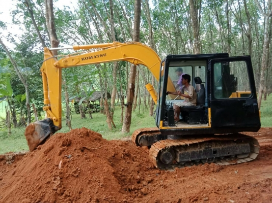 ขายคู่2คัน1.KOMATSU PC60-5 กับ 2.รถบรรทุก 6 ล้อใหญ่ท้ายลาดหน้ายาวเล่มพร้อม ราคา 500000