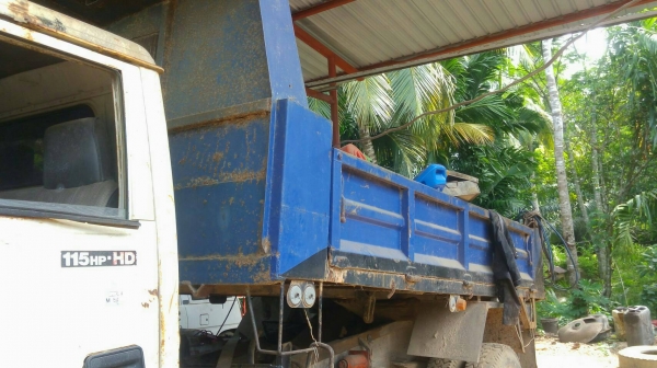 ขายเหมา3คัน1.KOMATSU PC60-5 2.รถบรรทุก 6 ล้อดัมพ์ไม่มีทะเบียน 3.รถบรรทุก 6 ล้อท้ายลาดไม่มีทะเบียน รา