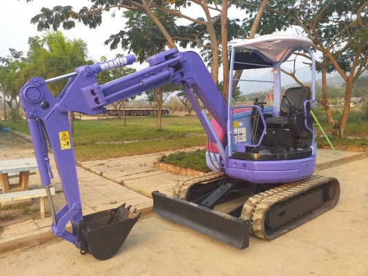ขายรถขุด Komatsu PC28UU-3 เครื่องKomatsu 3สูบ เครื่องยนต์3D82 คอนโทรลสั้น ปั้มนิ้ว แทรคยาง มีหลังคา 