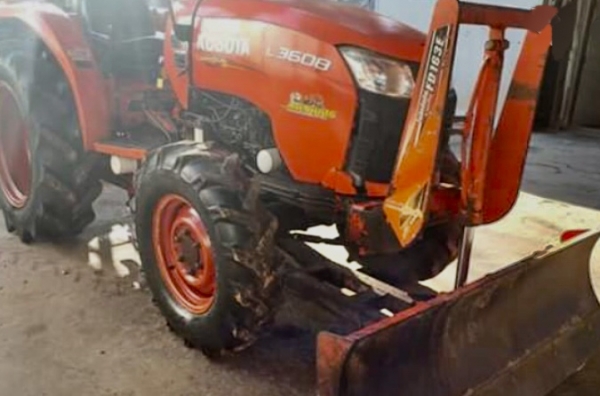 KUBOTA L3608 - 4WD ปี 56 รถบอดี้สวยสีสันเดิมๆสภาพดีพร้อมใช้งานได้เลยครับ เครื่องแรงดีเกียร์เดินหน้าถ