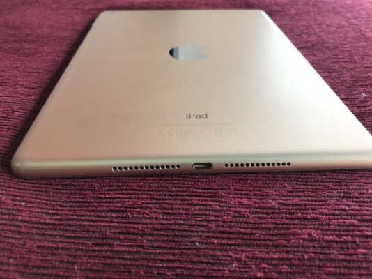 ขาย iPad Gen5 เครื่องศูนย์ไทย32GB wifi สีทอง model MPGT2TH ขายถูก 5,500บาท