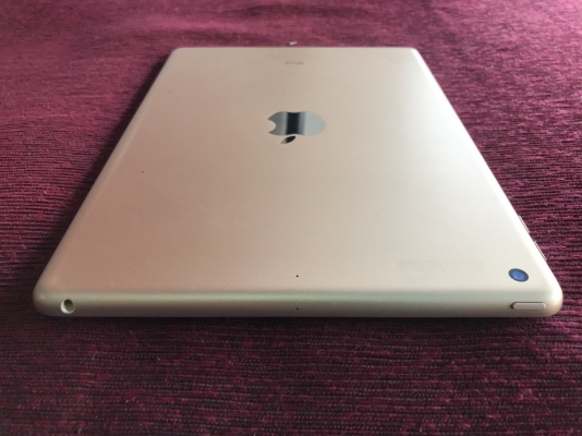 ขาย iPad Gen5 เครื่องศูนย์ไทย32GB wifi สีทอง model MPGT2TH ขายถูก 5,500บาท