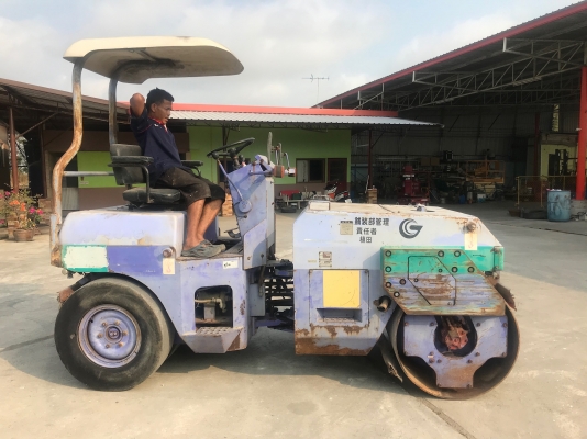 ขายรถบด4ตันKOMATSUรุ่นJV40CW-3นำเข้าญี่ปุ่นไม่เคยใช้งานในไทย หน้าเหล็กหลังยาง ขับ2เพลาเอวอ่อน  เครื่องKOMATSU 3สูบ สภาพดีพร้อมใช้งาน มีให้เลือกหลายคันหลายขนาด Line:Jiraroj2909