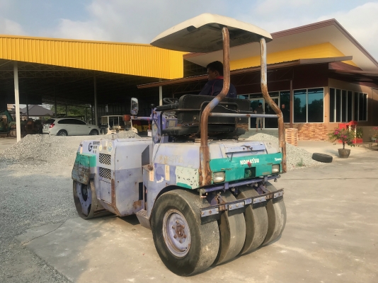 ขายรถบด4ตันKOMATSUรุ่นJV40CW-3นำเข้าญี่ปุ่นไม่เคยใช้งานในไทย หน้าเหล็กหลังยาง ขับ2เพลาเอวอ่อน  เครื่องKOMATSU 3สูบ สภาพดีพร้อมใช้งาน มีให้เลือกหลายคันหลายขนาด Line:Jiraroj2909