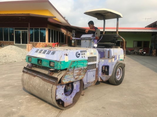 ขายรถบด4ตันKOMATSUรุ่นJV40CW-3นำเข้าญี่ปุ่นไม่เคยใช้งานในไทย หน้าเหล็กหลังยาง ขับ2เพลาเอวอ่อน  เครื่องKOMATSU 3สูบ สภาพดีพร้อมใช้งาน มีให้เลือกหลายคันหลายขนาด Line:Jiraroj2909