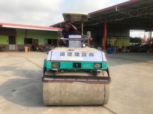 ขายรถบด4ตันKOMATSUรุ่นJV40CW-3นำเข้าญี่ปุ่นไม่เคยใช้งานในไทย หน้าเหล็กหลังยาง ขับ2เพลาเอวอ่อน  เครื่องKOMATSU 3สูบ สภาพดีพร้อมใช้งาน มีให้เลือกหลายคันหลายขนาด Line:Jiraroj2909