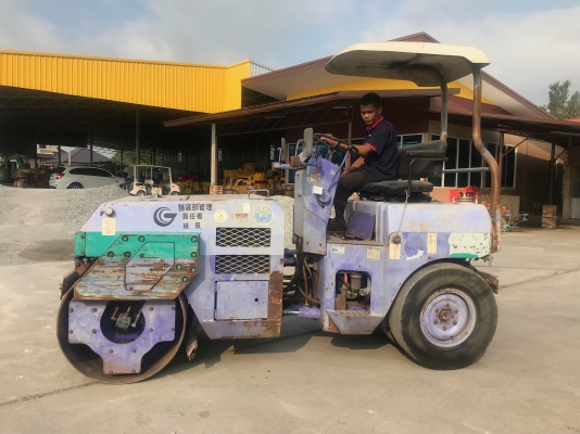 ขายรถบด4ตันKOMATSUรุ่นJV40CW-3นำเข้าญี่ปุ่นไม่เคยใช้งานในไทย หน้าเหล็กหลังยาง ขับ2เพลาเอวอ่อน  เครื่องKOMATSU 3สูบ สภาพดีพร้อมใช้งาน มีให้เลือกหลายคันหลายขนาด Line:Jiraroj2909