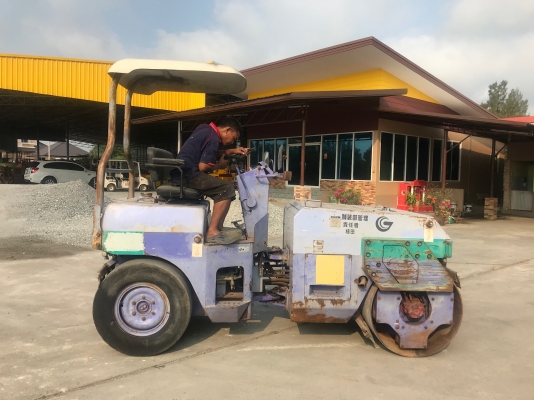 ขายรถบด4ตันKOMATSUรุ่นJV40CW-3นำเข้าญี่ปุ่นไม่เคยใช้งานในไทย หน้าเหล็กหลังยาง ขับ2เพลาเอวอ่อน  เครื่องKOMATSU 3สูบ สภาพดีพร้อมใช้งาน มีให้เลือกหลายคันหลายขนาด Line:Jiraroj2909