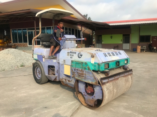 ขายรถบด4ตันKOMATSUรุ่นJV40CW-3นำเข้าญี่ปุ่นไม่เคยใช้งานในไทย หน้าเหล็กหลังยาง ขับ2เพลาเอวอ่อน  เครื่องKOMATSU 3สูบ สภาพดีพร้อมใช้งาน มีให้เลือกหลายคันหลายขนาด Line:Jiraroj2909