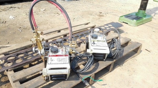 เครื่องตัดแก้สเดินตามราง(ตัดเต่า) 2 ตัว แถมราง 1 เส้น สวยพร้อมใช้ เครื่องตัดแก้สเดินตามราง(ตัดเต่า) 2 ตัว แถมราง 1 เส้น สวยพร้อมใช้