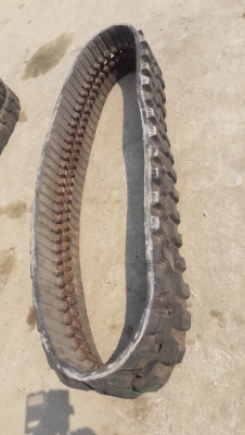 ขายแทรคยางขนาด300&times;5.2&times;74 สำหรับใส่กับรถขุดขนาด10-15-20 T.  แทรคยางเก่านอก